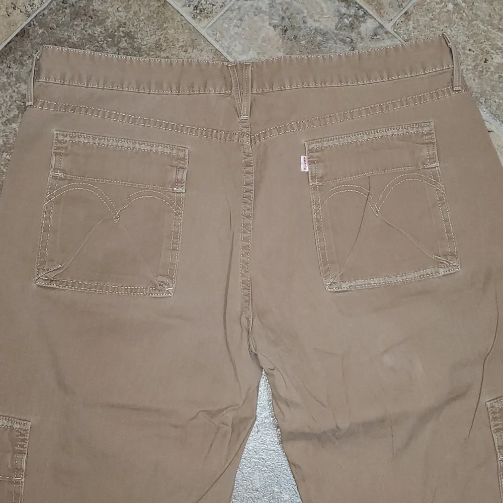 Levi's Khaki Cargo Capri Pants